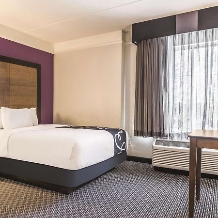 Готель La Quinta By Wyndham Alexandria Airport Екстер'єр фото