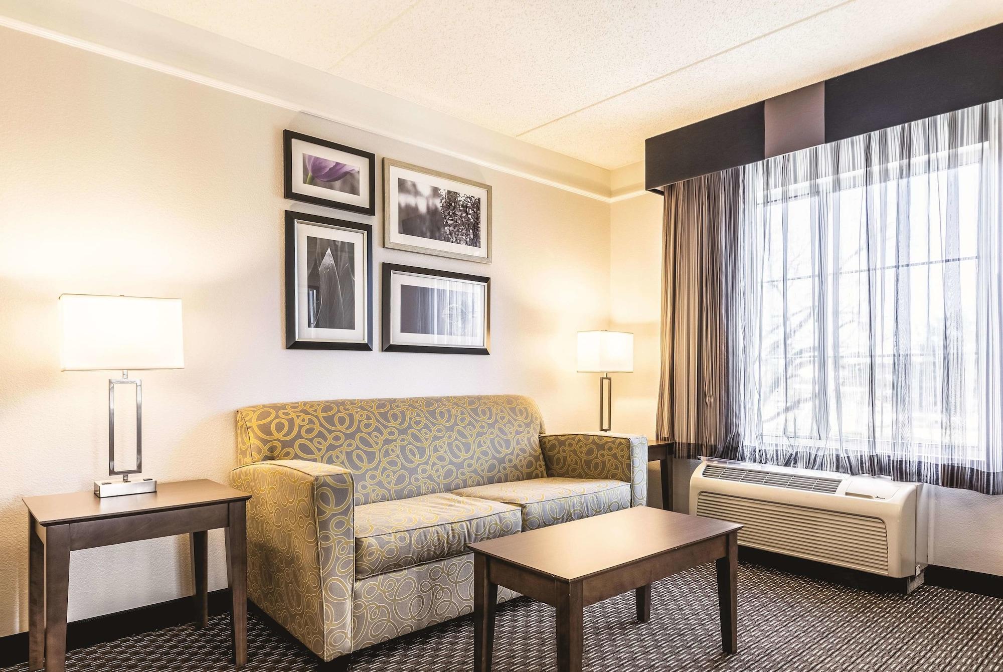Готель La Quinta By Wyndham Alexandria Airport Екстер'єр фото