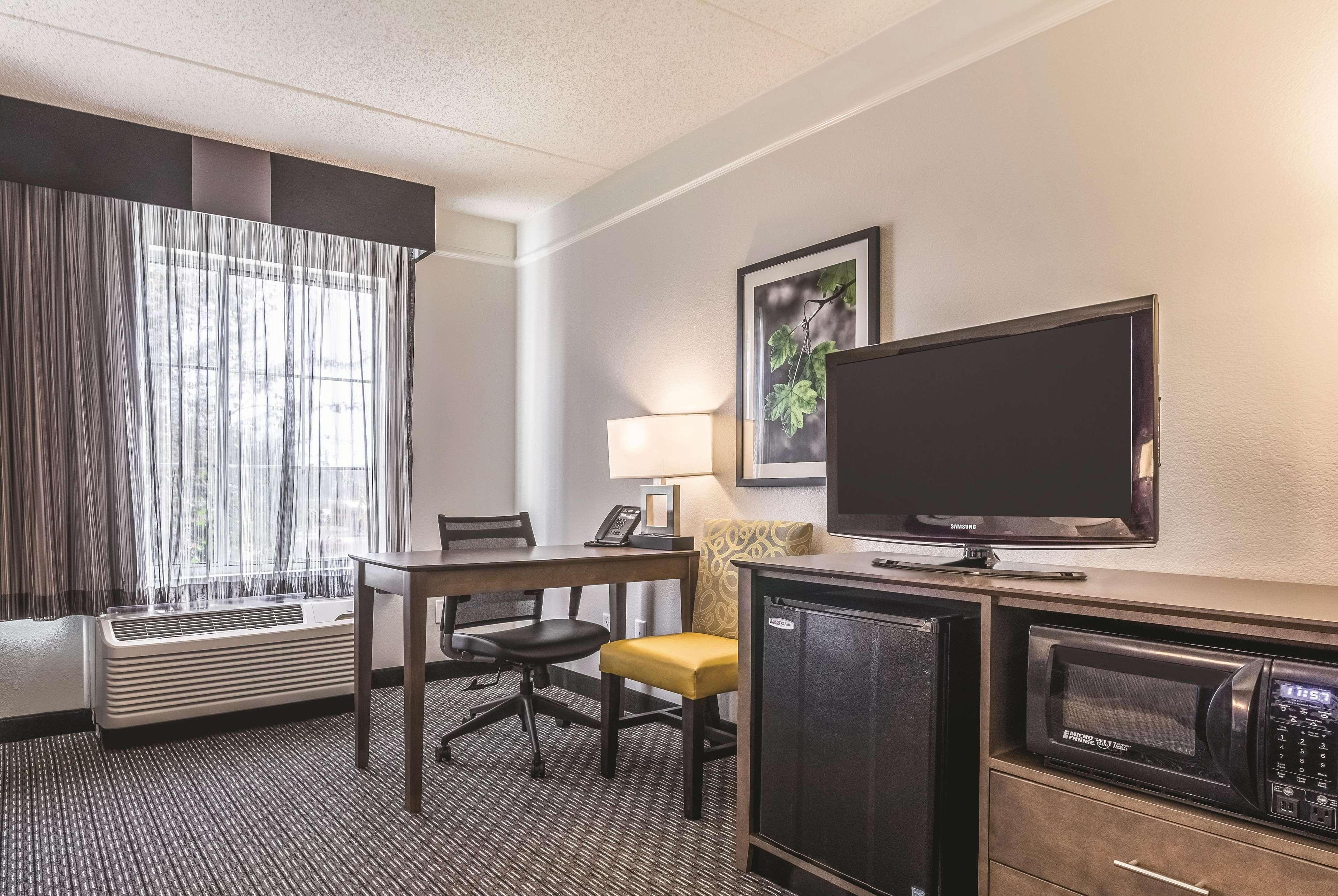 Готель La Quinta By Wyndham Alexandria Airport Екстер'єр фото