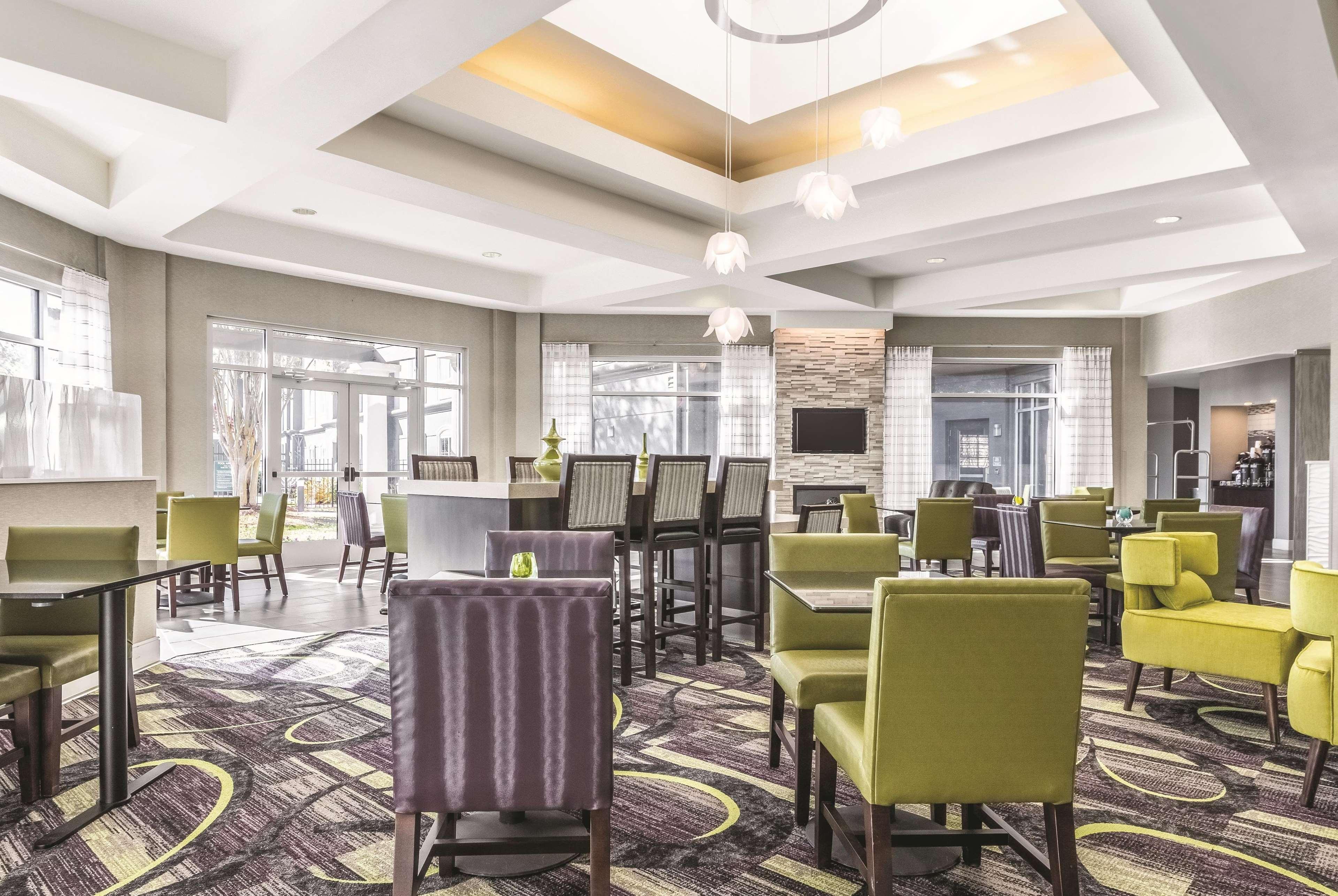 Готель La Quinta By Wyndham Alexandria Airport Екстер'єр фото