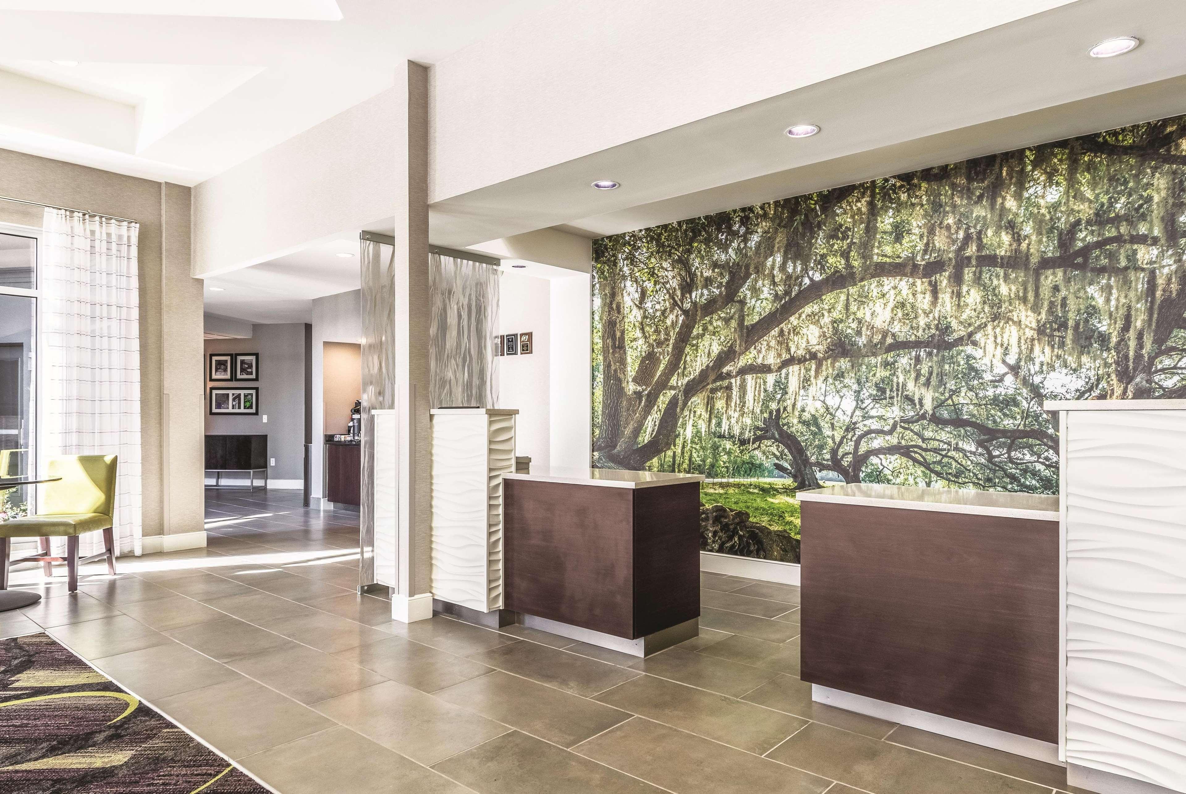Готель La Quinta By Wyndham Alexandria Airport Екстер'єр фото
