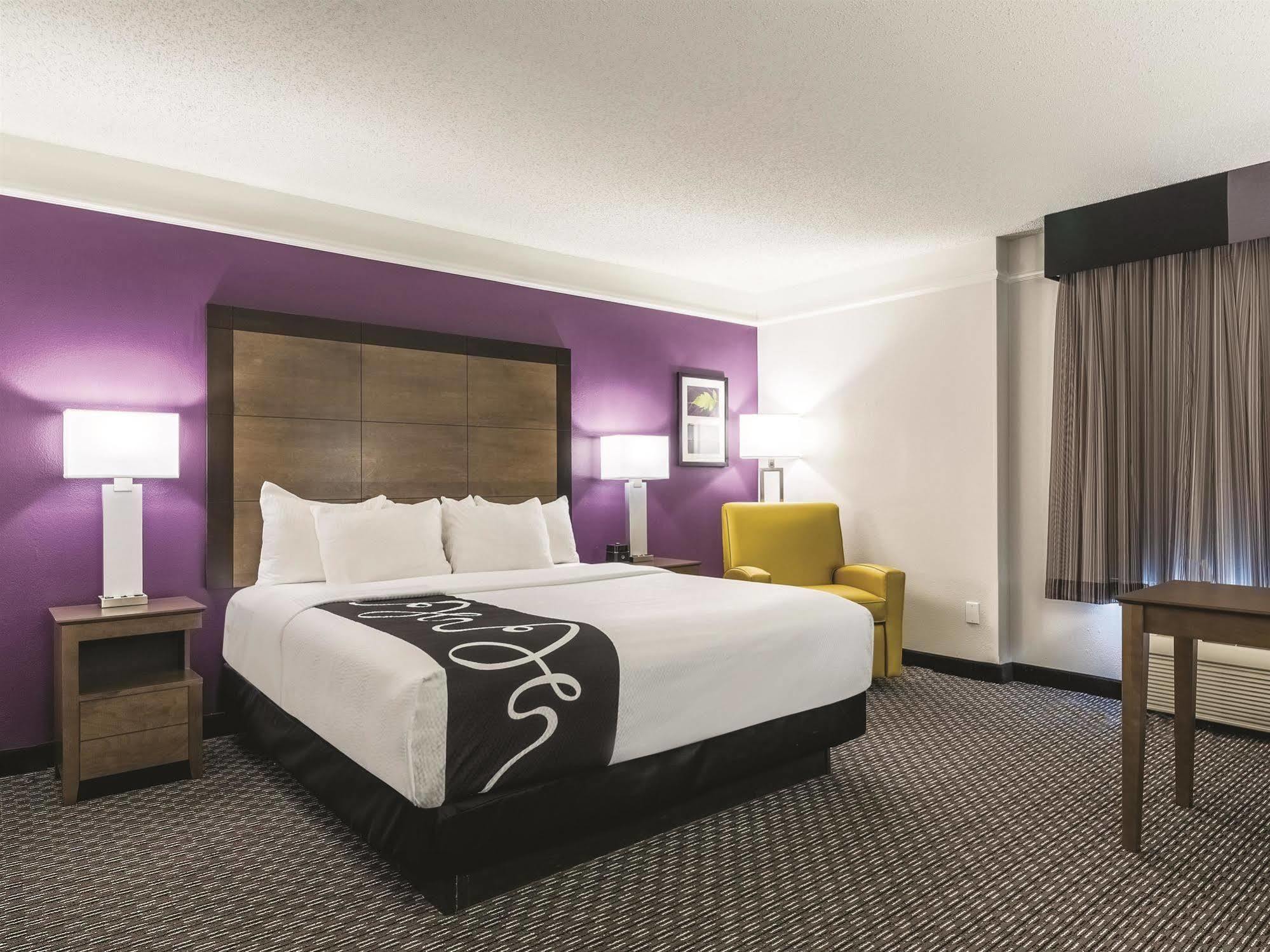 Готель La Quinta By Wyndham Alexandria Airport Екстер'єр фото