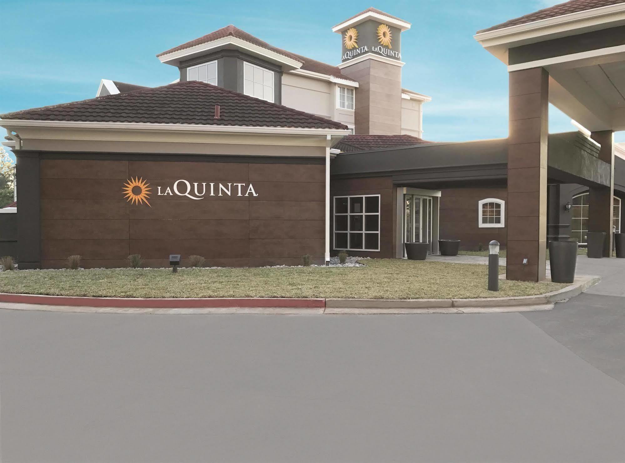 Готель La Quinta By Wyndham Alexandria Airport Екстер'єр фото