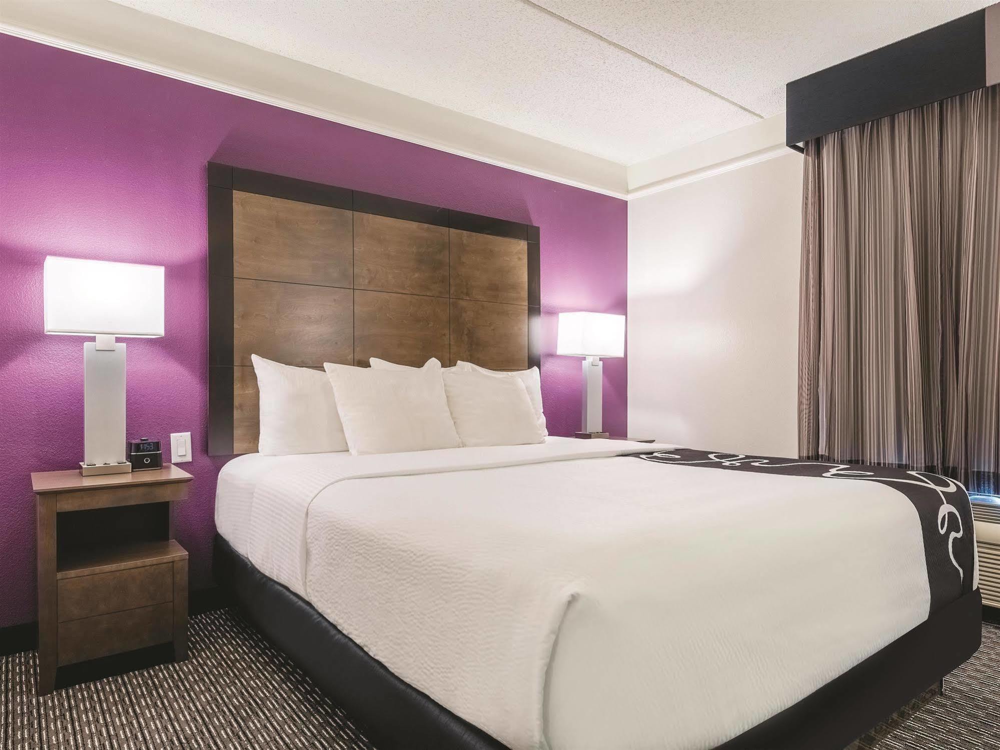 Готель La Quinta By Wyndham Alexandria Airport Екстер'єр фото