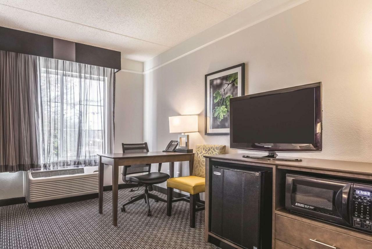 Готель La Quinta By Wyndham Alexandria Airport Екстер'єр фото