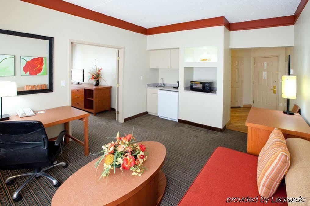 Готель La Quinta By Wyndham Alexandria Airport Екстер'єр фото